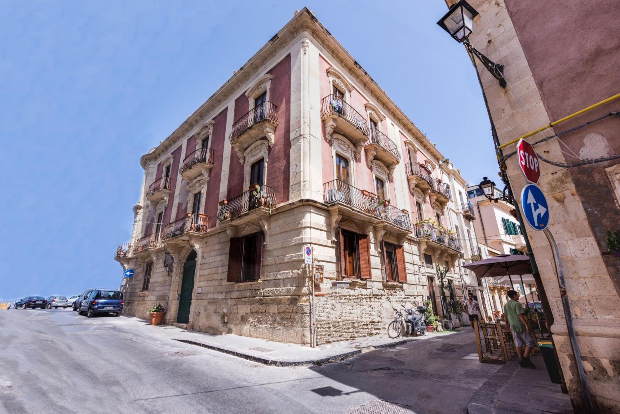 Palazzo Bozzanca Apartments By Wonderful Italy Сиракузы Экстерьер фото
