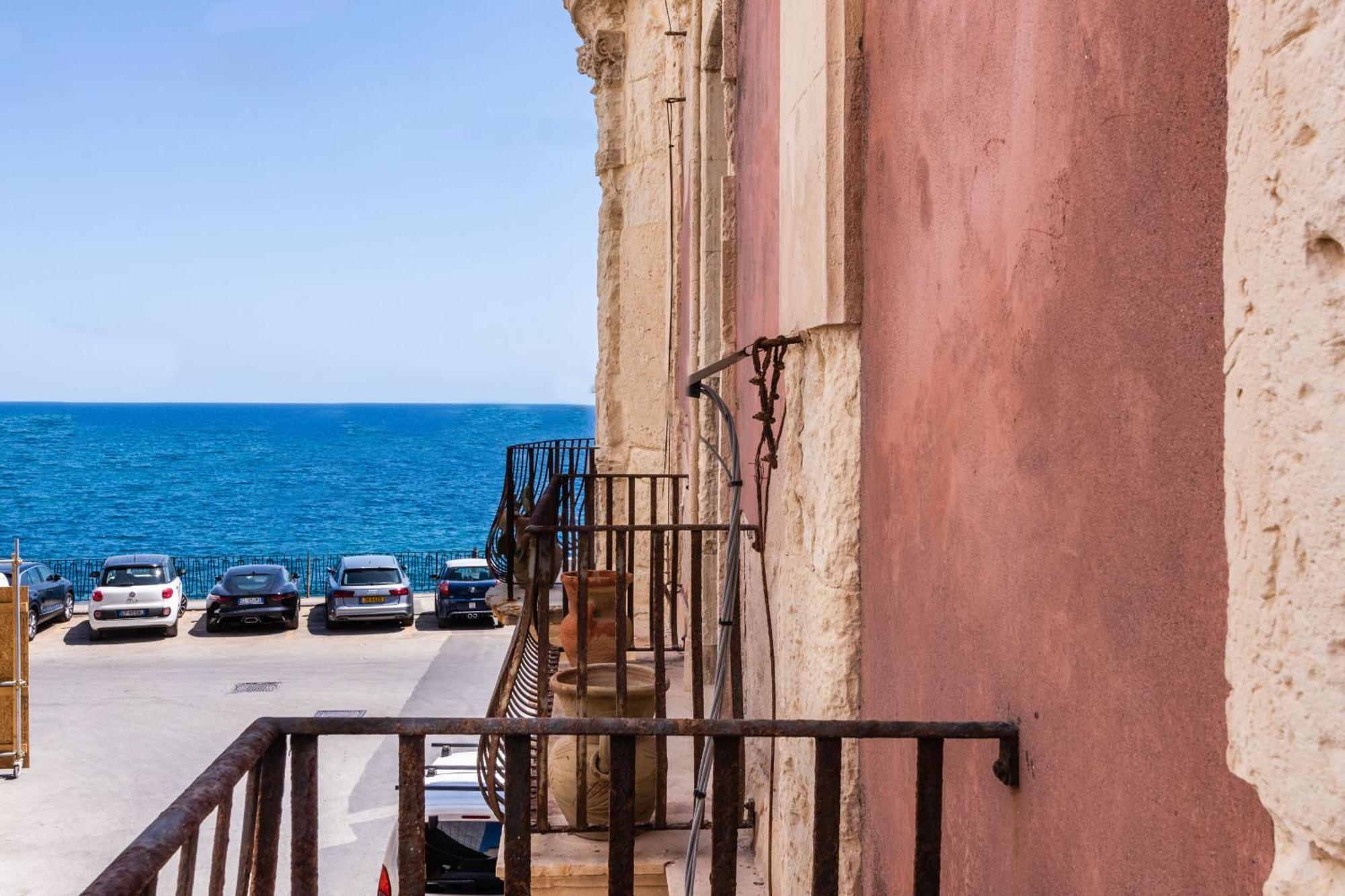 Palazzo Bozzanca Apartments By Wonderful Italy Сиракузы Экстерьер фото