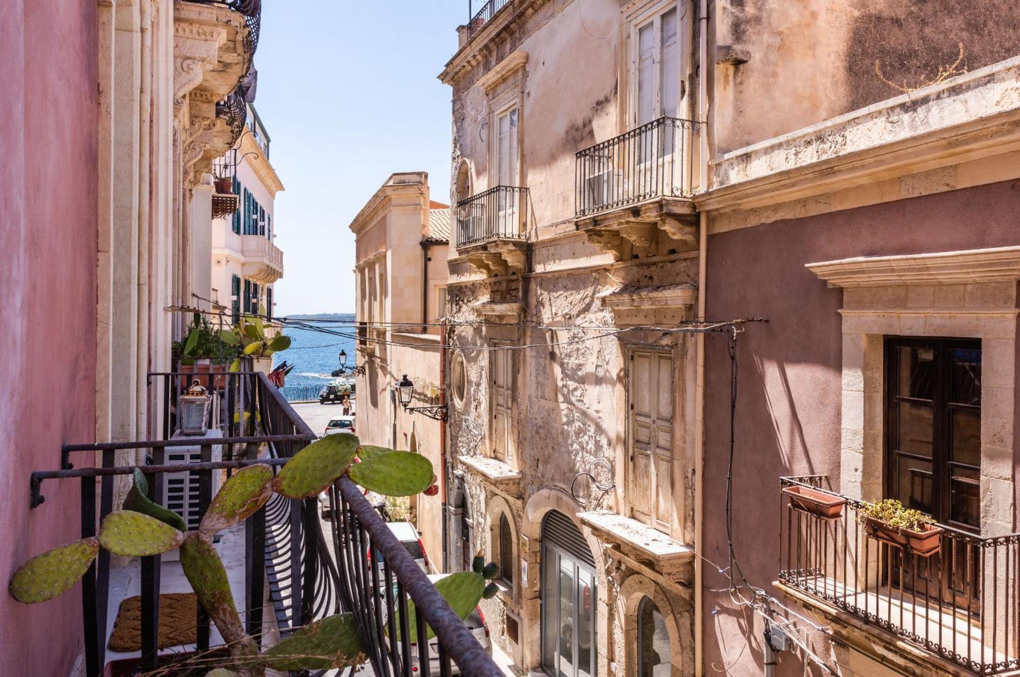 Palazzo Bozzanca Apartments By Wonderful Italy Сиракузы Экстерьер фото